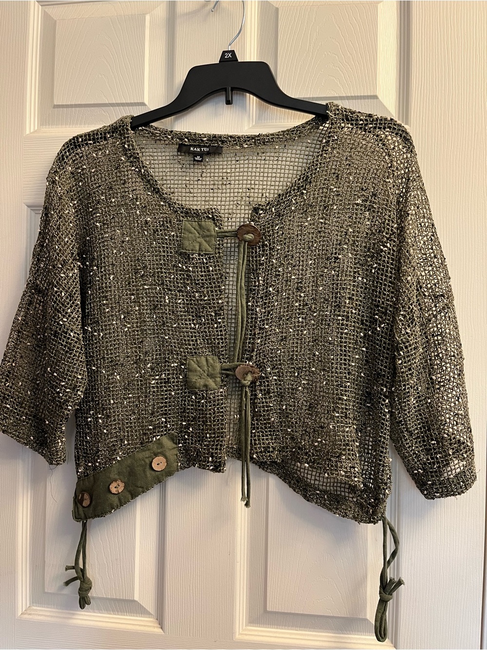 #2Kaktus Women’s Olive Open-Weave Cropped Knit Cardigan w Large Buttons Medium